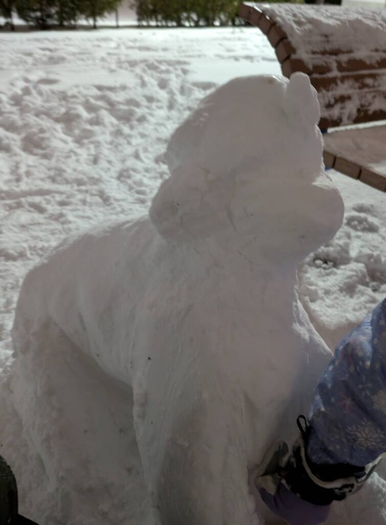 犬の雪像